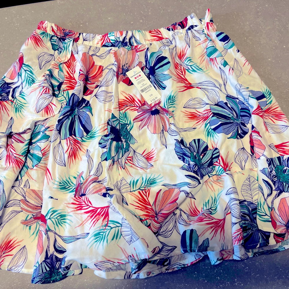 White floral skirt with ruffle detail on the bottom. ARDENE SIZE LARGE